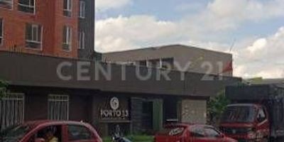 Estrena apartamento y dale tu toque personal con los acabados que prefieras, ubicado en el conjunto Porto 13, tendrás un área para disfrutar de 34 M2, piso 10, con ascensor, con excelente ventilación e iluminación, sala comedor, cocina, área de lavandería, 1 alcoba, área para estudio y 1 baño, parqueadero comunal y vigilancia 24 horas.
zona de alta valorización y desarrollo por la cercanía a zonas industriales y de comercio. Tienes acceso a vías principales como Av. Ciudad de Cali, Av. Calle 13 y Av. Boyacá que te da salida de Bogotá hacia municipios aledaños como Mosquera o Funza.  Muy cerca del Aeropuerto Internacional el Dorado, el terminal, el Centro Comercial Hayuelos, Multiplaza y el Edén, también estas cerca del almacén de cadena D1 y de paraderos del SITP;
¡Ábrele la puerta al progreso en Porto 13 y adquiere una mejor calidad de vida para ti y tú familia!