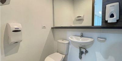 Oficina para la venta ubicada en el sector de Las Palmas, cerca de la Avenida el poblado y la Avenida las palmas, mall, restaurantes, gimnasios y multiples servicios complementarios. Piso en madera, 1 espacio, 1 baño, cableado de red, techo cielo raso, cocineta y 2 parqueaderos. Vigilancia las 24 horas, citofonia, circuito cerrado de tv, edificio mixto y auditorio para 105 personas.
