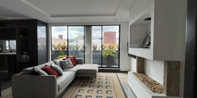 ATOS INMOBILIARIA VENDE APARTAMENTO

Localización:

Barrio Las Quintas de Tunja.
Cerca de servicios médicos, universidades, centros comerciales.
A 2 cuadras del parque principal del barrio y de la zona de restaurantes y cafés.
Servicios:

Ubicado en el tercer piso de "SOHO LAS QUINTAS", P.H.
Propiedad esquinera en sentido sur oriental.
Sobre avenida doble principal, a 3 cuadras de Av. Universitaria y U. Santo Tomás.
Excelente iluminación solar, mantiene un microclima cálido.
Características:

Acabados estrato 5: piso SPC, porcelanato en baños, cocina y lavandería.
Cocina integral moderna con sinterizado blanco, lavavajillas y mueble para vinos.
Baños con sanitarios suspendidos de última generación.
Salón social con chimenea a gas y mueble para zapatos.
2 habitaciones con acceso directo a terrazas, opción de vidrio templado (adicional).
Terraza del cuarto nivel con opción para paneles solares (adicional).
Distribución:

3 habitaciones
2 baños
Salón social
Cocina integral
Lavandería