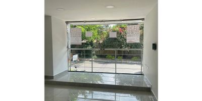 Este local se encuentra ubicado en la hermosa ciudad de Medellín, en el departamento de Antioquia. Con un área de terreno de 12 M2, una construcción de 12 M2 y una zona privada de igual tamaño, se trata de un espacio ideal para comenzar tu próximo emprendimiento o expandir tu negocio.

El local cuenta con un baño completo, garantizando comodidad para tus empleados y clientes. Además, está equipado con servicios básicos como agua y electricidad, para que puedas iniciar tus actividades sin preocupaciones.

En su interior, el suelo de cerámica o mármol le da un toque elegante y moderno al lugar, proporcionando una excelente base para cualquier tipo de negocio. También cuenta con un área social para compartir momentos de descanso o reuniones informales con tus colaboradores.

Entre las comodidades que ofrece el edificio, destaca la presencia de un ascensor, facilitando el acceso a personas con movilidad reducida y simplificando el transporte de mercancías.

En cuanto a su ubicación, el local se encuentra rodeado de centros comerciales, oficinas de negocios y parques, lo que te brinda la oportunidad de crear alianzas estratégicas y estar en un lugar de alto flujo de personas. Además, cuenta con fácil acceso al transporte público, lo que facilita el desplazamiento de tus clientes y empleados.

Este espacio se encuentra en una zona comercial, industrial y residencial, lo que te garantiza una amplia variedad de posibles clientes, dependiendo del giro de tu negocio. Con un ambiente dinámico y una excelente ubicación, este local para alquiler es una oportunidad que no puedes dejar pasar.

No esperes más y contáctanos para conocer más detalles y visitar este atractivo local en Medellín. ¡Estamos seguros de que se adapta a tus necesidades y te ayudará a alcanzar tus metas empresariales! ¡No pierdas esta oportunidad!
