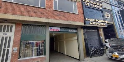 Encantadora bodega ubicada en el barrio Colombia, localidad de Barrios Unidos, con una excelente ubicación cerca del centro comercial Las Rampas, la plaza de mercado del 7 de Agosto y la droguería La Economía. Cuenta con fáciles vías de acceso como la Carrera 24 y la Calle 68, además de una amplia oferta de rutas de transporte público y del SITP. La bodega dispone de luz trifásica, punto de agua y gas, suelo reforzado, mezzanine, dos baños y oficina, ofreciendo un espacio funcional y versátil ideal para actividades comerciales, industriales o de almacenamiento en una zona de gran proyección y demanda. Para más información comunicarse al teléfono 3166939833 o correo carlos.ricoinmobiliariabogota.com. El equipo de inmobiliaria Bogotá está comprometido a brindar una experiencia de vida excepcional para nuestros clientes desde el momento en que se unen a nuestra comunidad.