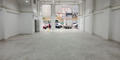 Atos Inmobiliaria vende una excepcional casa-local en un sector de gran valorización comercial al norte de la ciudad de Tunja, al lado del Portal Muisca y cerca de la Plaza de Mercado del Norte. Este inmueble ofrece una excelente oportunidad tanto para vivienda como para negocio, gracias a su estratégica ubicación sobre la Avenida Norte y sus múltiples vías de acceso.

La propiedad cuenta con:

Local comercial: 224.85 m² con un baño y área de mezanine, ideal para diversos tipos de negocio.
Dos apartamentos: Cada uno con 3 habitaciones, 2 baños, sala comedor, cocina, patio de ropas y terraza, con un área total de 156.30 m².
Esta casa-local es perfecta para quienes buscan invertir en una propiedad con alto potencial de retorno, ya sea para uso residencial, comercial o ambos. La cercanía a puntos de interés y la excelente conectividad hacen de esta oferta una oportunidad que no puedes dejar pasar. ¡Contáctanos para más información y agendar una visita!
