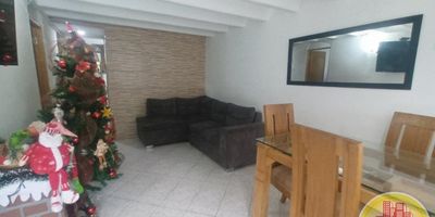 Código: 4895. 1° Piso en edificación de 2 pisos. Acceso al inmueble: Directo a la vía, sendero peatonal. Alcobas con puertas, baño cabinado en acrílico. Cocina con cubierta.
