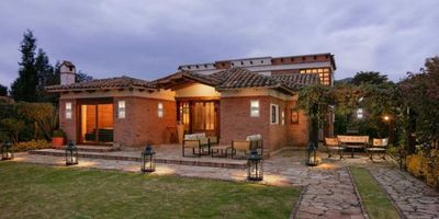 Casa campestre en venta en Chía. Esta espectacular casa con gran diseño arquitectónico, lote de 1,200m² y 330m² construidos, rodeada de jardines. Zona BBQ con cocina. Diseñada con grandes espacios sociales como la sala, el espacio de chimenea, estudio, bar y comedor abierto que se  integra con la cocina abierta creando espacios muy cómodos y acogedores. Dos amplias habitaciones c/u con baño. En la segunda planta  se encuentra la habitación ppal. con vista verde, estar de TV con chimenea y un gran baño con jacuzzi. Excelente seguridad. Excelentes espacios exteriores¡ Ideal para disfrutar la naturaleza sin perder la comodidad urbana! ¡Vive en la tranquilidad del campo a solo minutos de la ciudad!