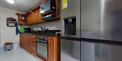 Descubre este increíble apartamento con 3 habitaciones, 2 baños y 1 parqueadero cubierto. Con 100 metros cuadrados, es el espacio perfecto para ti y tu familia. Ubicado en una zona privilegiada, este hogar tiene todo lo que necesitas. ¡No pierdas la oportunidad de vivir aquí! Contáctame para más información.