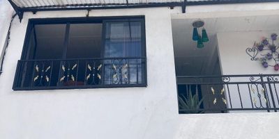 Te invitamos a conocer este hermoso apartamento de 3 habitaciones, más un aparta estudio totalmente independiente y 3 baños, su distribución es el tercer y cuarto piso que combina a la perfección funcionalidad y estilo. El edificio es sencillo sin zonas comunes pero con una ubicación privilegiada muy cerca a los mejores colegios , canchas polideportivas ,a la  piscina olímpica del IMER, al centro recreativo COMFAMA, a pocos minutos del centro comercial san Nicolás. ¡Bienvenido a tu nuevo hogar! Contactanos ahora mismo.