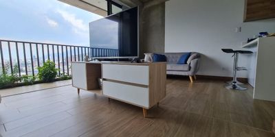 Arriendo Apartaestudio amoblado en Ciudad del Río, el desarrollo de renovación urbanística más exitoso que ha tenido Medellín, con excelente ubicación, buen servicio de transporte público, en topografía plana. Cuenta con 50 M2, cocina abierta, zona de ropas independiente, alcoba con Vestier y baño privada, baño social, la alcoba integra al balcón y zona social. Se ubica a solo una cuadra del Parque de Ciudad del Rio, teniendo inmediatez con el Museo de Arte Moderno de Medellín, Mercados del Rio, Clínica del Prado, Parque de la Conservación, Comfama de Ciudad del Rio, C.C. Premium Plaza, Avenida las Vegas y mucho mas. Cuenta con parqueadero privado. Unidad Cerrada con vigilancia 24 horas y zonas de uso común como piscina, turco, gimnasio, salón social, entre otro.