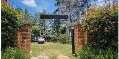 En el corazón de la naturaleza se encuentra esta majestuosa finca de 7.195 metros cuadrados, donde la tranquilidad y la privacidad se fusionan para crear un oasis de serenidad. Cuenta con dos lotes, con hermosa vista al el valle de san nicolas, 1 nacimiento dentro de la propiedad, facil acceso, La casa ppal tiene  3 habitaciones y 2 baños, zona de ropas, amplia cocina. La casa auxiliar cuenta con cocina, baño, una habitacion y comedor. Este hogar ofrece comodidad en cada rincón. El amplio parqueadero brinda espacio para sus vehículos con facilidad. Disfrute de la belleza de los paisajes que lo rodean, mientras se sumerge en la armonía que solo un lugar como este puede ofrecer. Una oportunidad única para vivir en armonía con la naturaleza.