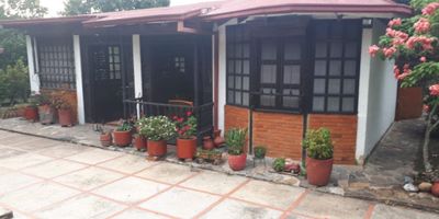 Finca en Anapoima vía Mesitas kilómetro 7, Vereda el consuelo.

4 habitaciones, 3 baños, Sala, comedor, cocina semi integral, estudio, zona de ropas, piso en baldosa y cerámica, cuarto de víveres, 4 parqueaderos, iluminación natural, vista panorámica.

NOTA: cuenta con 190 palos de Mango Tommy, FarChild, Común, Ken Americano y Yulima, en produccion, cuarto de víveres y depósito para 12.000 litros de agua.