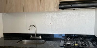 Venta de Apartamento en Caldas Sector Distrito de Primavera 

Se vende hermoso apartamento ubicado en el municipio de Caldas en el exclusivo sector Distrito de Primavera
Esta propiedad se destaca por su excelente iluminación natural y ventilación gracias a sus amplias ventanas que permiten el ingreso constante de luz y aire fresco. 

Área: 49 M2 
Admon: $122.000 

Distribucion: 
3 alcobas cada una con closet ( principal con baño) 
2 baños completos 
Sala-Comedor 
Cocina Integral con barra, equipada con cubierta y extractor. 
Zona de ropas 

La unidad residencial es muy completa, ofreciendo una gran variedad de espacios para el disfrute y bienestar de todos sus residentes: 
• Cancha de fútbol sintética 
• Cancha de baloncesto 
• Piscina para adultos y piscina para niños 
• Sauna y turco 
• Senderos ecológicos 
• Zona de mascotas y cancha de agility para perros 
• Zona de juegos infantiles 
• Parqueaderos comunes para motos y carros 
• Gimnasio dotado 
• Salón social y sala de reuniones 
• Salón común
 • Ascensores, shut de basuras 
 vigilancia 24/7

Lugares cercanos: 
8 min del Parque de Caldas 
8 min de San Vicente de Paúl Caldas 
8 min de Tienda D1 
7 min del Supermercado La Vaquita 
3 min de la Variante de Caldas 

¡Ven a visitarlo hoy mismo y enamórate a primera vista!