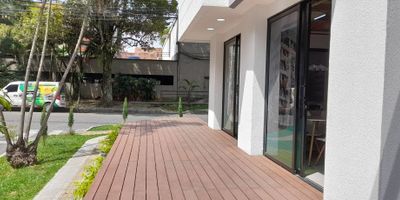 Local para la Renta o Venta en Envigado, cerca al Viva Envigado.

Con un área de 57 M2, y un deck amplio con Baño, Cocineta; Excelente ubicación, cerca a Viva Envigado, Mall comercial, Tiendas, Supermercado, Parque, Zonas verdes, buenas vías de acceso, sistema de transporte público.

No dude en preguntar por el que gustosamente le serviremos.