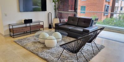 Te ofrecemos hermoso apto en arriendo amoblado de 155 mts², 3 Habitaciones, 4 Baños, Alcoba principal con vestier y terraza, Sala, comedor, estudio, cocina abierta, zona de ropas, 2 parqueaderos, 1 cuarto útil. La unidad cuenta con 2 Piscinas, zona verde, turco, sauna, salón social, lobby de entrada y juegos infantiles.

Incluye gratis: Lavaplatos eléctrico, blackouts y ventanas polarizadas en todas las alcobas y espacios.