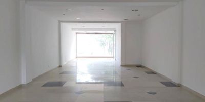 Edificio con excelente ubicación. Cuatro pisos,  540 M2 , incluye local de primer piso con depósito. Servicios de agua y luz independientes por piso. Frente al centro comercial galerías , muy cerca de la panamericana , Notaría , BBC, Avenida Calle 53, zona comercial y bancaria. Sobre la Avenida Carrera 24 costado oriental