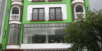 Edificio de 5 niveles, excelente ubicación, amplios espacios; 1 Piso: Local de 162 Mts2 con vitrina, no incluye los dos locales arrendados de 38 Mts, 2 Piso: Salón área abierta de 220.75 Mts2, oficina, baño y deposito, 3 Piso: Área abierta de 158.25 Mts, sin baño, 4 Piso: Área abierta de 158.25 Mts, un baño, 5 Piso: Terraza  con apartamento de 79 Mts, 2 alcobas, 1 baño y cocina en obra gris, todos los vidrios son de seguridad. Sobre Av. Calle 53, zona comercial y bancaria, cerca a Centro Comercial Galerías y Avenida Caracas.