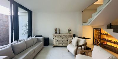 Casa en venta, ubicada estratégicamente en la vía Panamericana de Jamundí, junto al prestigioso condominio La Morada. Esta propiedad destaca por su diseño contemporáneo y funcional, abarcando un área generosa de 270 m². Habitaciones: Cuenta con tres amplias habitaciones, cada una equipada con baño privado y balcón, brindando comodidad y privacidad a sus ocupantes. La habitación principal incluye un vestier, ideal para optimizar el espacio de almacenamiento. Incluye un estudio, perfecto para el trabajo remoto o como sala de lectura. La cocina ha sido diseñada con acabados de alta calidad e incluye estufa de inducción de 220, extractor de olores extraíble, cava de vinos y una alacena móvil iluminada, proporcionando un ambiente funcional y estético para los amantes de la gastronomía. Dispone de una habitación de servicio con baño, así como una zona de oficios, que asegura la organización y eficiencia en las tareas del hogar. La propiedad cuenta con un hermoso jardín y una terraza