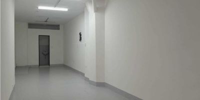 Excelente Oportunidad de Local Comercial muy bien ubicado cerca de la Avenida Oriental apto para todo tipo de negocios ya sea de litografías, puntos de venta, tiendas entre otros. Cuenta con un gran espacio iluminado y ventilado con puerta de reja, zona de lavado y un baño sencillo enchapado con sanitario y lavamanos. COD 9308

 
