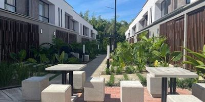 Casa en Venta en La Macarena de Dosquebradas. Cuenta con un área de 127m2, 3 habitaciones, 3 baños,  Cocina Integral, Sala-Comedor, Gas Domiciliario, Calentador a Gas, Zona de Ropas, Patio,  Conjunto Cerrado, Vigilancia, Salón Social, Parqueadero Visitantes, Piscina, Canchas, Juegos Infantiles, Gimnasio, Jardines, Zona Húmeda, Zona BBQ, Antejardín, parqueaderos descubiertos 2. 