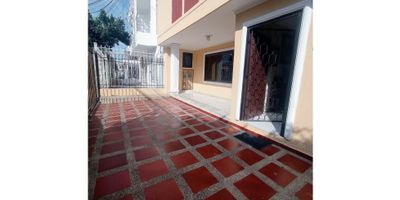Se vende casa amplia en multifamilar barrio Olaya. excelente ubicación, espacio aereo no disponible. Cerca a parques, colegios, y universidades.
