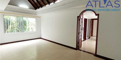 VENTA APARTAMENTO DUPLEX BARRIO LA FLORESTA EN BUCARAMANGA: COD:713

CONSTA DE:

? 120 METROS  


 5 PISO SIN ASCENSOR


✅SALA COMEDOR AMPLIO

? OFICINA PEQUEÑA 

✅COCINA INTEGRAL

? PATIO DE ROPAS

? CUARTO DE SERVICIO

✅ 2 HABITACIONES LA PRICIPAL CON WALKING CLOSET Y BAÑO PRIVADO 

✅ BAÑO AUXILIAR Y DE SERVICO

? 1 HABITACIÓN CON CLOSET Y MUEBLE DE TV

?TERRAZA

✅ Piscina, salón social, juegos infantiles

✅ parqueadero cubierto.

✅Sin ascensor

✅ ADMINISTRACIÓN $ 400 MIL PESOS

? PRECIO $338 MILLONES

 

AGENDA TU CITA: *301*594*8700
