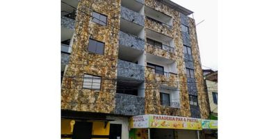 Se vende apartamento en Las Palmas, Medellin, cerca de centro de salud San Lorenzo, avenida San Juan y el cristo del Salvador, ademas posee sala comedor, cocina totalmente integral, dos habitaciones y dos baños, zona de ropas, cuarto util, balcón con excelente vista de la ciudad, baños enchapados y encabinados, gas natural, calentador a gas para ambos baños. La cocina viene totalmente equipa con horno, estufa, campana y barra que se puede mover por cualquier lugar, y clósets.
