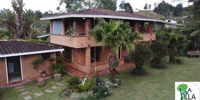 Área 2300mtrs, Casa Principal: 3 alcobas con closet, 2 baños, cocina integral, zona de biblioteca, zona de ropas, corredores perimetrales.Edificación auxiliar dos niveles.Primer nivel: 1 alcoba con bañoSegundo nivel: 1 alcoba,1 baño, cocina .Kiosco con bar. - Kiosco con bbq. - Fuente. - Zona de ropas independiente.