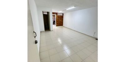 Si estás buscando un lugar para emprender tu negocio en una de las ciudades más pujantes de Colombia, este local para alquiler es perfecto para ti. Ubicado en la hermosa ciudad de Bucaramanga, en el departamento de Santander, este local cuenta con una excelente ubicación que te permitirá atraer una gran cantidad de clientes. Además, disfrutarás de todas las comodidades que una zona urbana puede ofrecer.

Con un área de 26.67 metros cuadrados, este local te ofrece el espacio perfecto para adaptarlo a tus ideas y necesidades. Cuenta con un baño, una de las comodidades más importantes para cualquier negocio, así como servicios básicos como agua y electricidad que harán que tu estadía aquí sea más cómoda y productiva.

Además, este local cuenta con características externas que lo hacen aún más atractivo. Su acceso pavimentado te permitirá una fácil entrada y salida de tu negocio, lo que facilitará la entrega de productos y servicios a tus clientes. Está ubicado cerca de una zona urbana, lo que aumenta la visibilidad de tu negocio y facilita el acceso por parte de clientes potenciales.

Dentro de este local también encontrarás una oficina de negocios, una característica importante para llevar un control efectivo de tus operaciones y comunicarte con tus clientes y proveedores. Si necesitas un momento de descanso o desconexión, puedes dar un paseo por uno de los parques cercanos, lo que te permitirá desconectar y volver con más energía.

Además,  El transporte público también está cerca, lo que facilitará la llegada de tus clientes de otras zonas de la ciudad. Y si tienes algún cliente o empleado con discapacidad, no te preocupes, este local cuenta con acceso para discapacitados, lo que garantizará la comodidad y accesibilidad para todos.

Finalmente, este local se encuentra en una zona residencial, lo que te brinda un ambiente tranquilo y seguro para desarrollar tu negocio. No esperes más y aprovecha esta oportunidad de oro para al