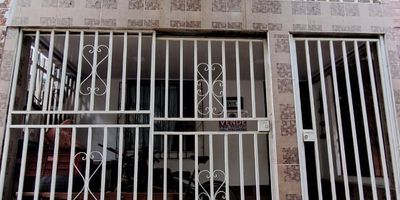 Vendo $200. millones Negociables, ESTRICTO EFECTIVO Inf. 3183349393, hermosa casa unifamiliar, 2 pisos, excelente ubicación, predio situado en pasaje, barrio ciudad Córdoba Reservado, zona muy segura, cerca de la avenida ciudad de Cali, casa totalmente remodelada con acabados de la actualidad, propiedad con vigas de cimentación para soportar un tercer piso, con antejardín y balcón en 2 piso plenamente enrejado, el piso 1 cuenta con área construida de 28,47 mts2 el cual consta de sala amplia, comedor, baño social completo, zona de oficios, cocina integral, habitación sin closet y escalera interna para acceder al 2do nivel el cual posee un área construida de 21,35 mts2 en este nivel se sitúan 2 habitaciones con clóset, baño privado y balcón, sala estudio, cielos en PVC, predio terminado en teja de Eternit. Inf. adicional al (602) 5532727 / 3154596112 / 3183349393