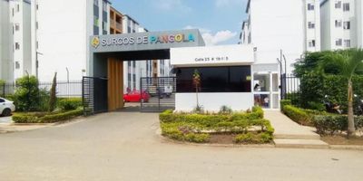 Se vende apartamento quinto piso con ascensor, ubicado en el conjunto residencial Surcos de Pangola Jamundí. Consta de sala comedor con balcón, tres habitaciones, la principal con baño privado y vestier, otro baño de habitaciones social, cocina semi integral y zona de oficios. La unidad cuenta con piscinas para niños y adultos, juegos infantiles, cancha múltiple, zonas comunes, salón social, espacios para gimnasio y para salón de juegos. VALOR DE VENTA: $180.000.000. Para más información comuníquese al PBX (602) 5532727 o con la asesora Lilian Vidal 318 3349388