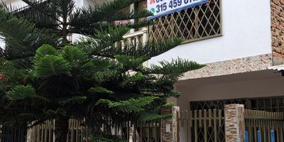 Se vende casa 255 millones negociables, Inf. 3183349393, barrio ciudad Córdoba, en via peatonal predio regido por reglamento de propiedad horizontal, consta de  2 pisos totalmente independientes, con terraza descubierta enchapada en tableta de roja, en peatonal a 2 casas de la esquina, escalera en mármol en caracol regularizada por curaduría para acceso al segundo piso, ante jardín enrejado y enchapado en tableta de Greg, primer piso consta de sala comedor amplia cocina enchapada sencilla tres habitaciones con espacio para clóset, baño social y zona de oficios Segundo piso, sala comedor amplia, cocina sencilla, baño social, tres alcobas con espacio para clóset, baño social, Zona de oficios, terraza enchapada en tableta Greg roja con área libre de 55 metros aprox. Info. 3154596112 / (602) 5532727