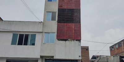 Se vende edificio de 5 pisos, ubicado en el barrio Belalcázar, ideal para Apartahotel o juego de billares y comidas rápidas. Se encuentra localizado en zona céntrica y talleres de mecánica. El primer piso consta de: Local de 132 M2 el cual tiene una habitación con baño privado y baño auxiliar.  Segundo piso: 5 habitaciones con baño privado en cada una. Tercer piso: 5 habitaciones con baño privado cada una. Cuarto piso: 6 habitaciones, cada una con baño privado. Y el quinto piso consta de: 4 habitaciones, cada una con baño y amplia terraza. Área construida 560 M2. VALOR DE VENTA: $850.000.000. Se acepta permuta en parte de pago. Para más información comuníquese al PBX (602) 5532727 o con la asesora Lilian Vidal 318 3349388