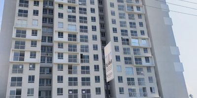 Se alquila apartamento en el centro de Cali, edificio paraíso central proyecto nuevo, el apartamento se encuentra en el piso 18. Consta de 2 habitaciones con closet en madera, habitación principal con baño privado, sala comedor, cocina integral tipo americana, baño social, zona de oficios, parqueadero propio. El edificio cuenta con zonas comunes en último piso, GYM y jacuzzI. VALOR DEL CANON: $1.400.000 incluida administración. Para más información comuníquese al PBX (602) 5532727 o al 315 5019033