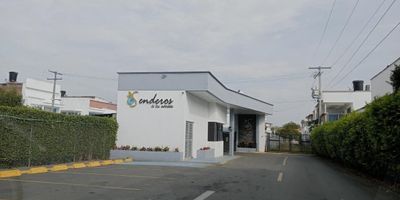 Se vende casa de dos pisos más terraza, esquinera, para estrenar, en el condominio Senderos de las Mercedes. La cual consta el PRIMER PISO de sala comedor, estudio, alcoba para empleada con baño, baño social, cocina integral, zona de ropas, patio interno, zona verde, patio externo, garaje. SEGUNDO PISO. Habitación principal con balcón, baño y vestier, balcón lateral, dos alcobas con baño cada uno, divisiones en vidrio templado, pisos en porcelanato. TERCER PISO: Terraza, doble terraza, zona de lavandería, ducha, mesón y jacuzzi. El condominio consta de zona social, 2 piscinas, salón social para eventos, baños, juegos para niños, zonas verdea, cancha múltiple, senderos. Valor de la administración $ 300.000, Valor de la casa $ 950 millones. Para más información comuníquese con Rocío Núñez Celular 3163971491 - PBX 602 553272