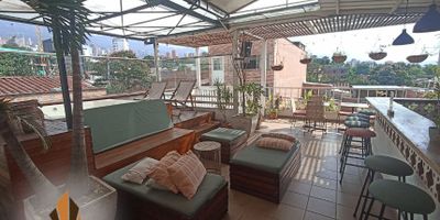 Edificio en venta en Manila, Poblado.

¡Increíble oportunidad de inversión! Este edificio de 400 m² en el barrio Manila, Poblado, cuenta con 22 habitaciones totalmente dotadas para el confort de los huéspedes y 22 baños en total. Está ubicado cerca de la estación de policía Poblado, el parque del Poblado y la estación del metro Poblado, con excelentes vías de acceso como la calle 10 y las carreras 43B y 43A.

El tipo de piso es de baldosa, ideal para el tráfico constante de un alojamiento. La propiedad incluye un cómodo lobby para la espera, una cocina completamente dotada para la preparación de comidas, un amplio y cómodo comedor, y una terraza con zona de bar y jacuzzi funcional para el disfrute de la estadía.

El edificio también cuenta con lavandería, ofreciendo todas las comodidades necesarias para una excelente experiencia de hospedaje. ¡No dejes pasar esta oportunidad única! Contáctanos hoy mismo para más detalles y agenda tu visita.