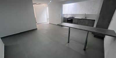 Casa en venta Envigado. Con un área total de 130 m2, esta casa cuenta con una distribución óptima y funcional que permite aprovechar al máximo cada uno de sus espacios, distribuida en 3 habitaciones y 3 baños completos, lo que la convierte en una excelente opción para familias grandes o aquellas que deseen contar con un espacio extra para recibir visitas. No pierdas la oportunidad de adquirir esta hermosa casa y brindar a tu familia el espacio que se merecen. Contáctanos hoy mismo para agendar una visita y conocer más detalles sobre esta increíble propiedad. ¡Te esperamos!