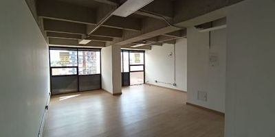 Oficina para arriendo, ubicada en moderno edificio administrativo y comercial en el sector de Laureles. El inmueble cuenta con un área de 51 m, distribuidos de manera funcional para adaptarse a diversas necesidades empresariales. Incluye cocineta y baño. La oficina se caracteriza por sus amplios espacios y ventanales panorámicos que brindan excelente iluminación natural, además de una puerta vidriera y pisos en madera laminada, lo que crea un ambiente elegante y moderno. El edificio ofrece vigilancia las 24 horas, ascensor, baños en cada piso, cafetería,  auditorio común. Para más información, comunícate con nuestras líneas de atención al cliente.