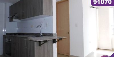 Apartamento en venta en la ciudad de Barranquilla ubicado en el barrio San Vicente, en un edificio con vigilancia privada las 24 Horas y zonas sociales de entretenimiento, el edificio cuenta con 11 pisos, el apartamento se encuentra ubicado en el piso 7, con un área aproximada de 40 mt2, distribuidos en 1 habitación, 1 baño, sala comedor, cocina integral, zona de labores y 1 parqueadero asignado, lado sombra, buena distribución en sus áreas con buenos y modernos acabados, es fresco y acogedor, su entorno es tranquilo, residencial con cómodas vías de acceso y facilidad al transporte publico cercano, sobre el sector puede encontrar, la Universidad Autónoma, parque venezuela y el centro comercial viva.