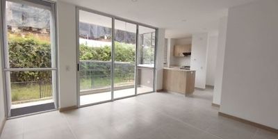 Apartamento en arriendo, ubicado en excelente sector del Municipio de Rionegro, sector Ojo de Agua. Un lugar retirado de la congestión en donde podrás compartir y disfrutar de la naturaleza, con fácil vía de acceso, y múltiples comodidades, queda a 10 minutos del parque principal de Rionegro, centro comercial San Nicolás, y a tan solo 12 minutos del parque principal de San Antonio de Pereira, sector comercial, residencial, y estudiantil, donde podrás disfrutar de todas las comodidades que brinda la unidad y su buena ubicación.