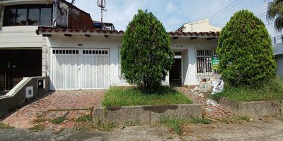 Ubicado en Cali, Barrio Las Vegas, Valle del Cauca, esta casa esquinera para alquiler es perfecta para cualquiera que busque una vivienda cómoda. Está ubicada en un barrio residencial con seguridad garantizada, conéctese con la naturaleza o con la ciudad; hay muchos parques y zonas verdes cerca, y el transporte público a la puerta. Incluye una zona social para disfrutar, un parqueadero para visitantes, y un garaje privado para dos vehículos.

Tiene un Area de 200m². Este inmueble se compone de Sala comedor , Cocina integral , 5 alcobas con closet , principal con baño privado, alcoba de servicio con baño, zona de lavanderia , 2 patios , parqueadero privado, excelentes espacios.

Si eres alguien que ama la seguridad, la naturaleza y la comodidad, esta casa para alquiler es la mejor opción para ti. Disfruta de los beneficios de vivir en un área que tiene todo. Nos gustaría ver tus mejillas sonriendo en tu nuevo hogar!