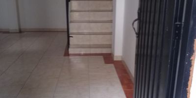 ASEINCO INMOBILIARIA VENDE CASA DE TRES NIVELES SOBRE CALLE VEHICULAR MUY BIEN UBICADA EN EL BARRIO SANTA BÁRBARA CERCA A LA CALLE 70 TRÁNSITO Y MÁS. CONSTA DE: PRIMER PISO APARTA ESTUDIO CON COCINA INTEGRAL, HABITACIÓN, BAÑO Y PARQUEADERO PARA VEHÍCULO. SEGUNDO PISO APARTA ESTUDIO CON BALCÓN AMPLIO, COCINA INTEGRAL, ZONA DE OFICIOS, BAÑO CON VESTIER Y PARQUEO PARA MOTO, TERCER PISO APARTA ESTUDIO CON: HABITACIÓN, BAÑO, ZONA DE OFICIOS Y COCINA CON PARQUEADERO PARA MOTO. APARTAMENTO COMPLETO SOBRE PASAJE DE TRES PISOS DISTRIBUIDOS ASÍ: SALA COMEDOR Y COCINA EN PRIMER PISO SEGUNDO PISO DOS HABITACIONES CON CLOSET Y BAÑO, TERCER PISO ZONA DE OFICIOS. INFO:WW.ASEINCOINMOBILIARIA.CO 315555 3305 -318 342 1474