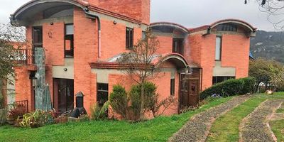 Magnifica propiedad en parcelación, rodeada de naturaleza, excelentes vías de acceso, amplias zonas verdes, jardines, muy buena vecindad, seguridad, cerca de restaurantes, colegios y vía principal, sector de alta valorización.  Área del lote 1.000 mts2.