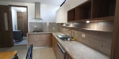 Se VENDE espectacular apartamento en el exclusivo barrio Santa Mónica Residencial! Con un área generosa de 232.30 m², este inmueble se encuentra en el quinto piso con ascensor. Consta de 3 habitaciones, un cuarto de servicio y 5 baños. Su cocina integral, zona de lavado, 2 amplias salas, comedor y estudio lo hacen ideal para disfrutar en familia. Además, cuenta con 3 terrazas que ofrecen una hermosa vista de la ciudad. Incluye 2 parqueaderos cubiertos (paralelos) y un depósito.
El edificio dispone de piscina, planta eléctrica, depósito de agua,parqueadero para visitantes, portería y seguridad las 24 horas. para mas información.