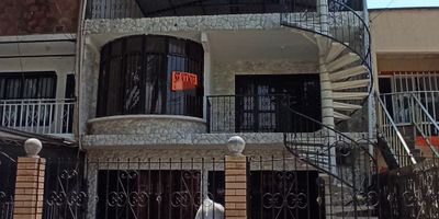 Se VENDE  Casa amplia de 3 Niveles en el Barrio San Carlos

¡Oportunidad única! Presentamos esta espectacular casa de 500 m² construidos, ideal para familias que buscan espacio y comodidad. Situada en el  barrio San Carlos, esta propiedad destaca por su amplio antejardín y su excelente ubicación en una zona comercial, con fácil acceso a transporte público, supermercados, colegios y parques.

Distribución de la Propiedad:

Piso 1:

2 habitaciones espaciosas,
2 baños completos,
Cocina sencilla,
Sala de estar acogedora,
Comedor iluminado,

Piso 2:

3 habitaciones amplias,
2 baños completos,
Sala adicional,
Comedor,
Cocina semi integral,
Zona de lavado,
Acceso interno a la terraza, perfecta para disfrutar de momentos al aire libre

Piso 3:

Terraza con vista,
3 habitaciones,
2 baños completos,
Zona de lavado,

Esta casa es perfecta para quienes buscan un hogar versátil, con la posibilidad de adaptar los espacios a sus necesidades. contáctanos y agenda tu visita 315 474 77 45