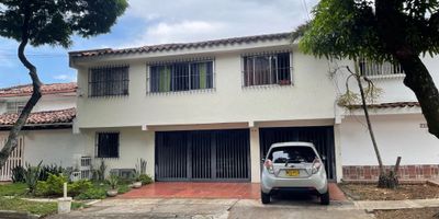 VENDO CASA CON EXCELENTE UBICACION EN BARRIO TEQUENDAMA,CALLE ANCHA ,SIN TRAFICO,A DOS CUADRAS DE LA CALLE QUINTA .
CUENTA EN EL PRIMER PISO CON DOS APTOS ,ESPACIO PARA 3 CARROS Y DOS MOTOS .
SEGUNDO PISO CUENTA CON DOS APTO INDEPENDIENTES ,UNO MIRA A AL CALLE Y OTRO AL INTERIOR .
LOS APTOS SON TOTALMENTE INDEPENDIENTES,DE SERVICIOS PUBLICOS .
MAS INFO DIRECTO AL CELULAR TRES,ONCE,SIETE,CINCO,CINCO,DIECINUEVE,SIETE,TRES.3117551973