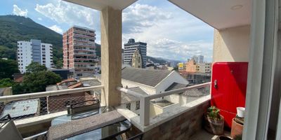 SE VENDE PENTHOUSE DUPLEX, con un Área de 220m2 ubicado en séptimo piso con ascensor que va del sotano al piso 7, tiene vista exterior. 1er. Piso: Sala, comedor, sala auxiliar, cocina integral, zona de oficios, alcoba del servicio con baño, baño social. 2do. Piso: 3 alcobas con closet, la ppal. con baño y Vestier, baño de alcobas, hall de alcobas. (se entrega con algunos black outs, 3 aires acondicionados 1 en cada alcoba, calentador) el edificio cuenta con1 parqueadero en sótano, piscina, salón social, portería, planta eléctrica. para mayor información comunicarse con Jaime Vargas 316 962 4348 (tres dieciseis) (nueve sesenta y dos) (cuarenta y tres) (cuarenta y ocho)