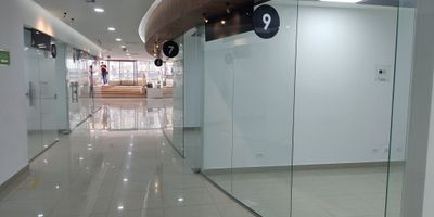 Se ARRIENDAN Locales Comerciales NUEVOS en rpimer piso, en excelente Ubicación,  en el CENTRO de Cali,  sobre la calle 13 y Cra 4 Edificio CARVAJAL junto a la estación del Mío, cuenta con administración, aire acondicionado central, circuito cerrado de televisión, conexiones eléctricas a 110V, baños.  Excelentes acabados.  Contacto 6024852828 3107644912   Opción de Parqueadero en el Edificio Valor Adicional $ 225 MIL mes.  Valor Local Arrendamieno+IVA+Adm