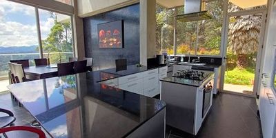 Hermosa y amplia finca ,en el sector del retiro, una zona muy tranquila y segura, con mucha iluminación. cada habitación cuenta con su closet y su baño privado, con una hermosa vista a la represa y zonas verdes, con una cancha de futbol, juegos y un salón de hobbies, una amplia cocina con mucha iluminación, unidad cerrada con portería las 24 horas Código Abad Faciolince  FIN2048Asesora Alejandra Gutiérrez 3174292454  