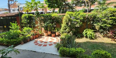 PROPIEDADES MAYOR VENDE !!
Casa en condominio en el barrio santa anita                                                        
Super bien ubicada cerca a carrera 56, a la vuelta de la oficina de registro.
$320 millones.
Área de lote 121 m2.
Área construida 116m2.
RESUMEN: 3 niveles, 5 alcobas con la del servicio, 3 baños, sala comedor, cocina, parqueadero propio cubierto con certificado aparte.
1ER NIVEL: sala comedor, cocina, baño social, patio, alcoba de servicio o estudio.
SEGUNDO NIVEL: dos alcobas con closets, baño de alcobas.
TERCER NIVEL: 2 alcobas, principal con closet y baño.
Estrato 4.
Admon: $460 mil.                     
Unidad Pequeña tan solo 16 casas.
Info LINA MAYOR