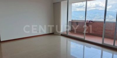 Descubre tu santuario personal en el corazón de Aguas del Bosque. Este excepcional apartamento de 169 m², ubicado en la prestigiosa torre 5, redefine el concepto de lujo y bienestar. Despierta cada día con vistas panorámicas que quitan el aliento, en un entorno donde la naturaleza se fusiona con la sofisticación. Imagina vivir rodeado de exuberantes jardines, serenos espejos de agua y senderos peatonales que invitan a la tranquilidad, todo a tu alcance.

Este oasis urbano no es solo un hogar, es un estilo de vida. Sus amplios espacios, meticulosamente diseñados con acabados de alta calidad, ofrecen el escenario perfecto para crear recuerdos inolvidables. La vida en Aguas del Bosque es sinónimo de exclusividad y comodidad: disfruta de piscinas refrescantes, un gimnasio de última generación, elegantes salones sociales y extensas zonas verdes. Su ubicación privilegiada, a pocos minutos del centro comercial El Tesoro y con acceso rápido a las principales vías, te conecta con lo mejor de la ciudad, mientras que la seguridad 24/7 de este conjunto residencial cerrado te brinda total tranquilidad. Además, representa una inversión inteligente con un alto potencial de valorización.

El apartamento en sí es una obra maestra de diseño y funcionalidad: 169 m² inteligentemente distribuidos que incluyen tres habitaciones, cada una con su propio baño privado, destacando la principal con una lujosa bañera para momentos de relajación. La sala comedor es un espacio generoso"