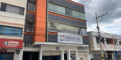 Vendemos edificio comercial de 670 m² (CAE-2) de tres pisos con parqueadero subterráneo para 6 carros y azotea en el techo. Construido en un lote de 202 m². El primer piso tiene un local comercial de 60 m² con acceso a un baño y una bodega de 140 m². La bodega tiene división de jaula y una oficina. El espacio para instalar un ascensor ya está preparado. El segundo piso tiene 200 m² de oficinas con tubería para aire acondicionado central (sin módulo), cocina y baños. El tercer piso tiene 200 m² en obra gris, que se puede adaptar para oficinas o bodega. El techo está adaptado para su uso como azotea. Zona comercial ideal para empresas con showroom o grupos grandes. Precio negociable. ¡Oportunidad!