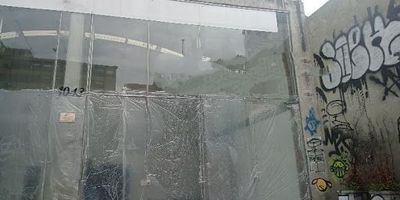 Bodega en ARRIENDO en CHAPINERO, ubicación estratégica, con múltiples usos, primer nivel, local de exhibición con área de oficinas, dos baños, cocineta y almacenaje, segundo nivel o mezzanine con área de oficinas.  Cerca de vías principales como KR 10 y estación de transmilenio.  Área total 194 mts2, área de bodegaje 63.08 mts2 y área de oficina 131.53 mts2.